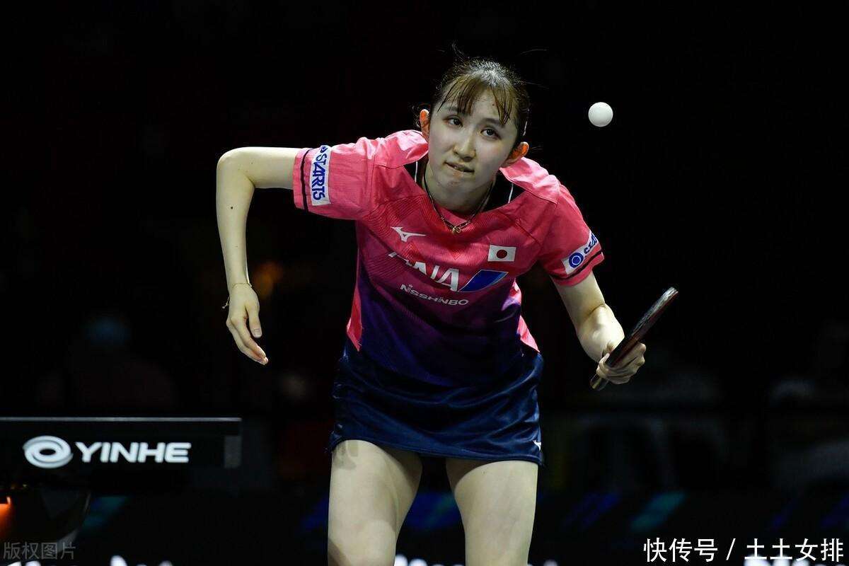 受采访时并 受采访时并